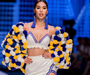 Hà Anh mặc sexy làm vedette trên sàn diễn thời trang