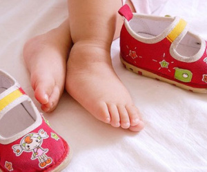 Mua giày rộng cho con đi để đỡ tốn tiền, mẹ chẳng thể ngờ chân con thành thế này