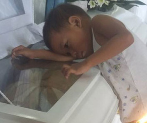 Quá nhỏ để hiểu mẹ qua đời, cậu bé bật hỏi bên quan tài 'Sao mẹ không nằm cạnh con?'