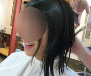 Sau 7 năm yêu, cô gái gượng cười đi cắt tóc, trang điểm lộng lẫy để dự đám cưới người yêu cũ