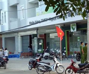 Thấy cướp ngân hàng ở Trà Vinh, bảo vệ bỏ chạy lên lầu!
