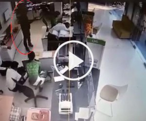Video: Tên cướp chĩa súng vào nhân viên ngân hàng cướp tiền