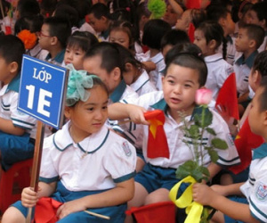 Vợ chồng "chiến tranh lạnh" vì... con vào lớp 1