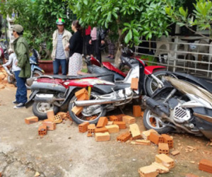 Xe tải chở gạch mất thắng, tông hàng loạt xe máy