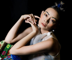 Xu hướng trang điểm chân mày mỏng ở Tuần lễ thời trang