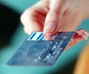 Bắt được thẻ cắm trên cây ATM, người đàn ông nổi máu tham rút luôn hơn 60 triệu đồng