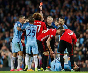 CĐV kêu gọi Man Utd bán Fellaini khẩn cấp sau cú "thiết đầu công" với Aguero