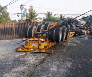 Container đè gãy trụ điện khi xe đầu kéo lật nhào, tài xế thoát chết