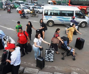 Đường vào sân bay Tân Sơn Nhất kẹt cứng, hành khách vác vali chạy bộ