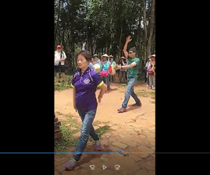 "Hành động kỳ lạ" của du khách người Hoa khi tham quan thánh địa Mỹ Sơn