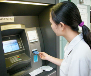 Mỗi thẻ ATM “gánh” 20-25 loại phí, ngân hàng nói gì?