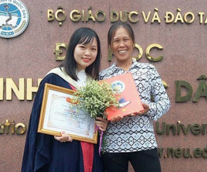 Người mẹ nghèo cười rạng rỡ bên con gái trong lễ tốt nghiệp