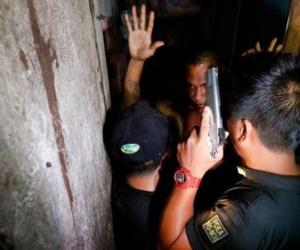 Phát hiện nhà tù đằng sau kệ sách đồn cảnh sát Philippines
