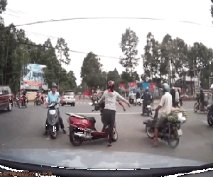 Sau va chạm, hành động của người phụ nữ khiến tất cả sửng sốt