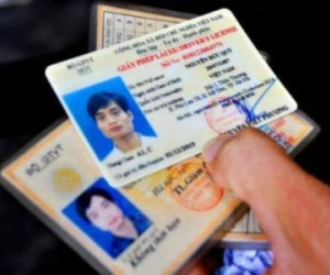 Bãi bỏ quy định buộc đổi bằng lái xe vật liệu giấy sang nhựa