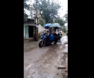 Đội bê tráp của nhà trai đã có một ngày mưa quá đen đủi