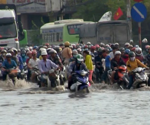 Đường về miền Tây ngập nửa mét, "biển người" kẹt cứng lội nước bì bõm
