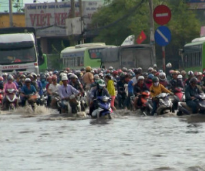 Hàng vạn người "ná thở" rời Sài Gòn trong cảnh ngập nước, kẹt xe