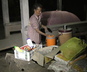 Hơn 10 năm trôi qua, cụ già 60 tuổi vẫn sống bên lề đường chờ vợ bỏ đi và con trai đã chết quay về
