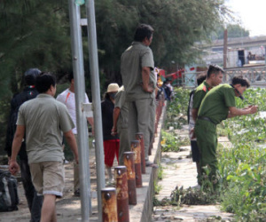 Người thân khóc ngất bên thi thể đàn ông trôi sông Sài Gòn