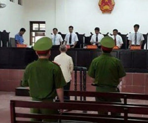 Bác ruột hiếp dâm cháu gái rồi cho 15 nghìn đồng để "bịt miệng"