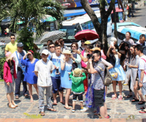 “Cháy tour”, dịch vụ tăng giá gấp 3, khách vẫn ùn ùn đi du lịch