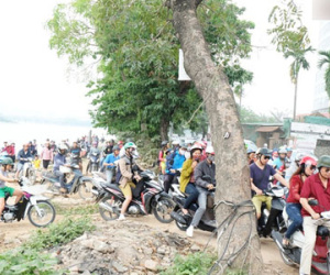 Chùm ảnh: Nhiều người dân "cày nát" đường ven hồ Linh Đàm để thoát khỏi cảnh tắc đường ngày nghỉ lễ