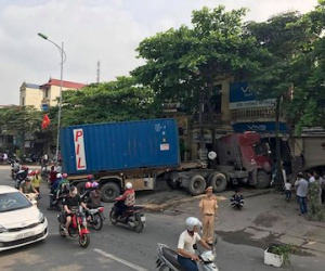 Container nổ lốp lao vào nhà dân, cửa ngõ Thủ đô tê liệt