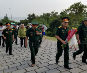 Du khách đổ về viếng mộ Đại tướng Võ Nguyên Giáp
