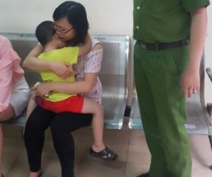 Đưa con lên cơ quan ngày lễ, mẹ tá hoả vì con "mất tích"