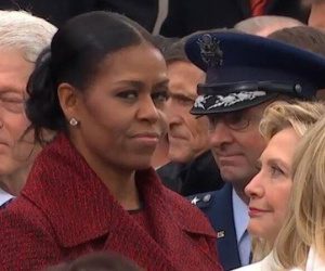 Giải mã ánh mắt khó hiểu của bà Obama trong lễ nhậm chức của ông Trump