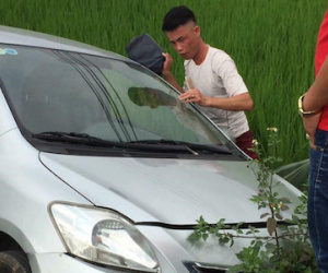 Hiệp Gà mất lái, đâm xe xuống ruộng ở Quảng Ninh