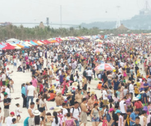 Khu du lịch Bãi Cháy ken đặc người ngày 30/4