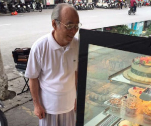 Mua bánh mừng sinh nhật vợ, cụ ông ghi dòng chữ khiến bao phụ nữ ao ước về một tuổi già như thế