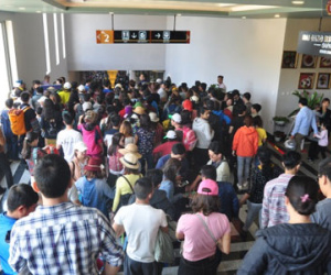Người và xe đổ về Sa Pa đông nghịt, du khách xếp hàng dài mua vé cáp treo lên Fansipan