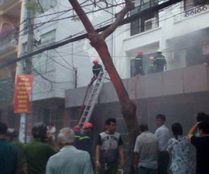 Nhà 3 tầng ở Sài Gòn khóa kín cửa bốc cháy ngùn ngụt