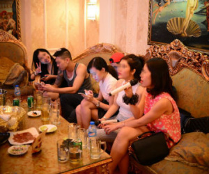 Tranh luận về đề xuất cấm bán bia ở quán karaoke