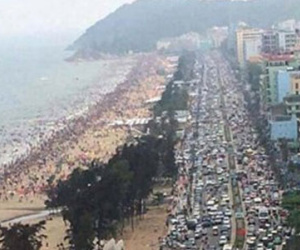 Biển Sầm Sơn đông đặc, khách Hà Nội quay xe bỏ về