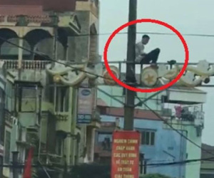 Hà Nội: Nam thanh niên nghi ngáo đá cố thủ trên cột điện ở đường Giải Phóng