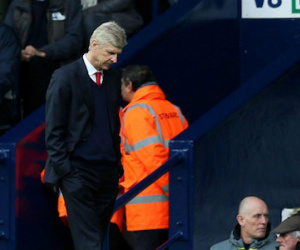 Wenger thừa nhận dưới cơ Tottenham, bỏ dở phỏng vấn
