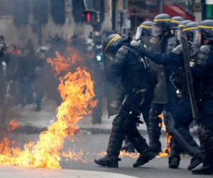 Cảnh sát Paris đụng độ người biểu tình phản đối bà Le Pen