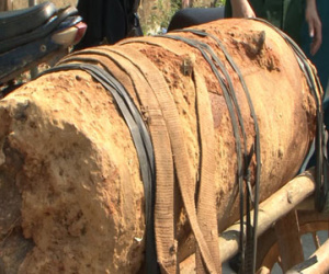 Chở quả bom nặng hơn 300kg còn nguyên kíp nổ đi bán