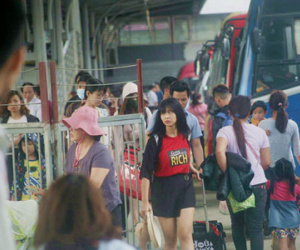 Kết thúc 4 ngày nghỉ lễ, người dân lỉnh kỉnh đồ đạc quay lại Hà Nội và Sài Gòn