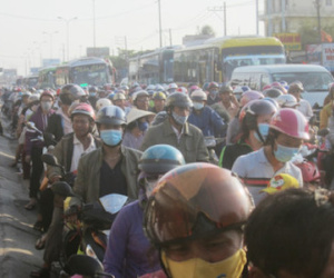 Người dân ùn ùn trở lại TPHCM sau nghỉ lễ