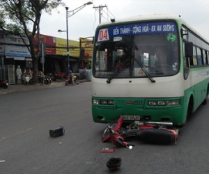 Xe buýt cuốn xe máy vào gầm, cụ ông trọng thương