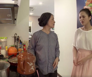 Mẹ chồng tốt bụng nấu thuốc bắc an thai, nàng dâu bực tức đổ cả đi