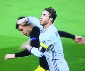 Ramos chơi tiểu xảo nhưng thoát thẻ đỏ