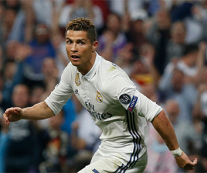 Ronaldo san bằng thêm một kỷ lục của Messi