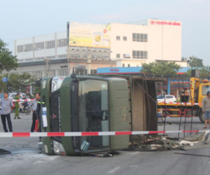 Va chạm ô tô 7 chỗ, xe chở cảnh sát lật trên đường