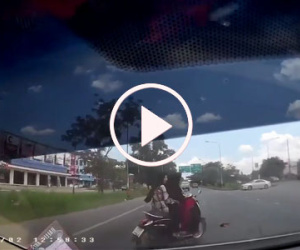 Video: Hai phụ nữ đi xe máy bị hất văng khi cắt đầu ôtô
